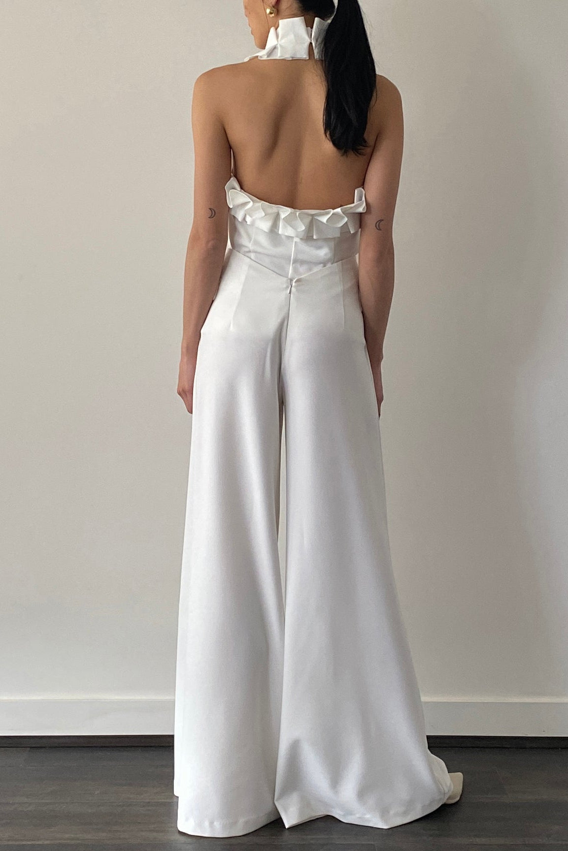 V-NECK RUFFLE HALTERNECK TOP