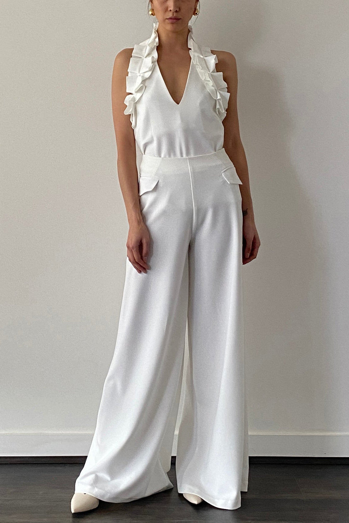 V-NECK RUFFLE HALTERNECK TOP