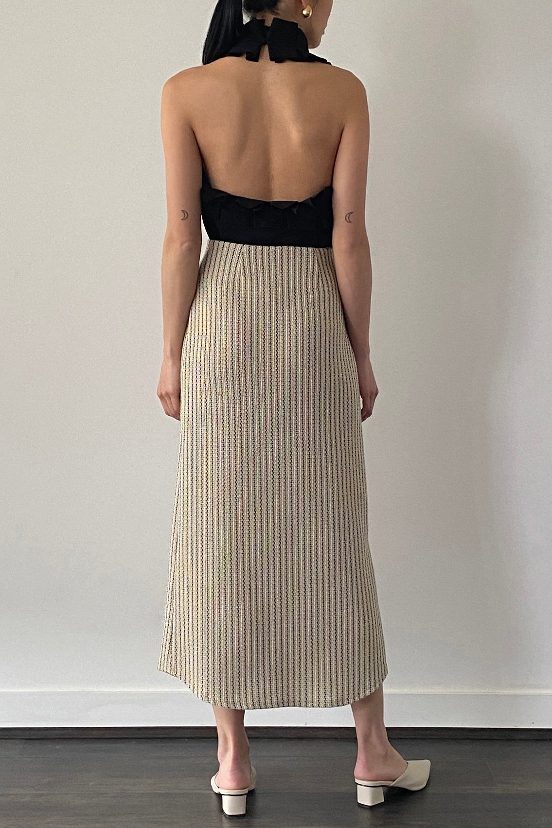 V-NECK RUFFLE HALTERNECK TOP