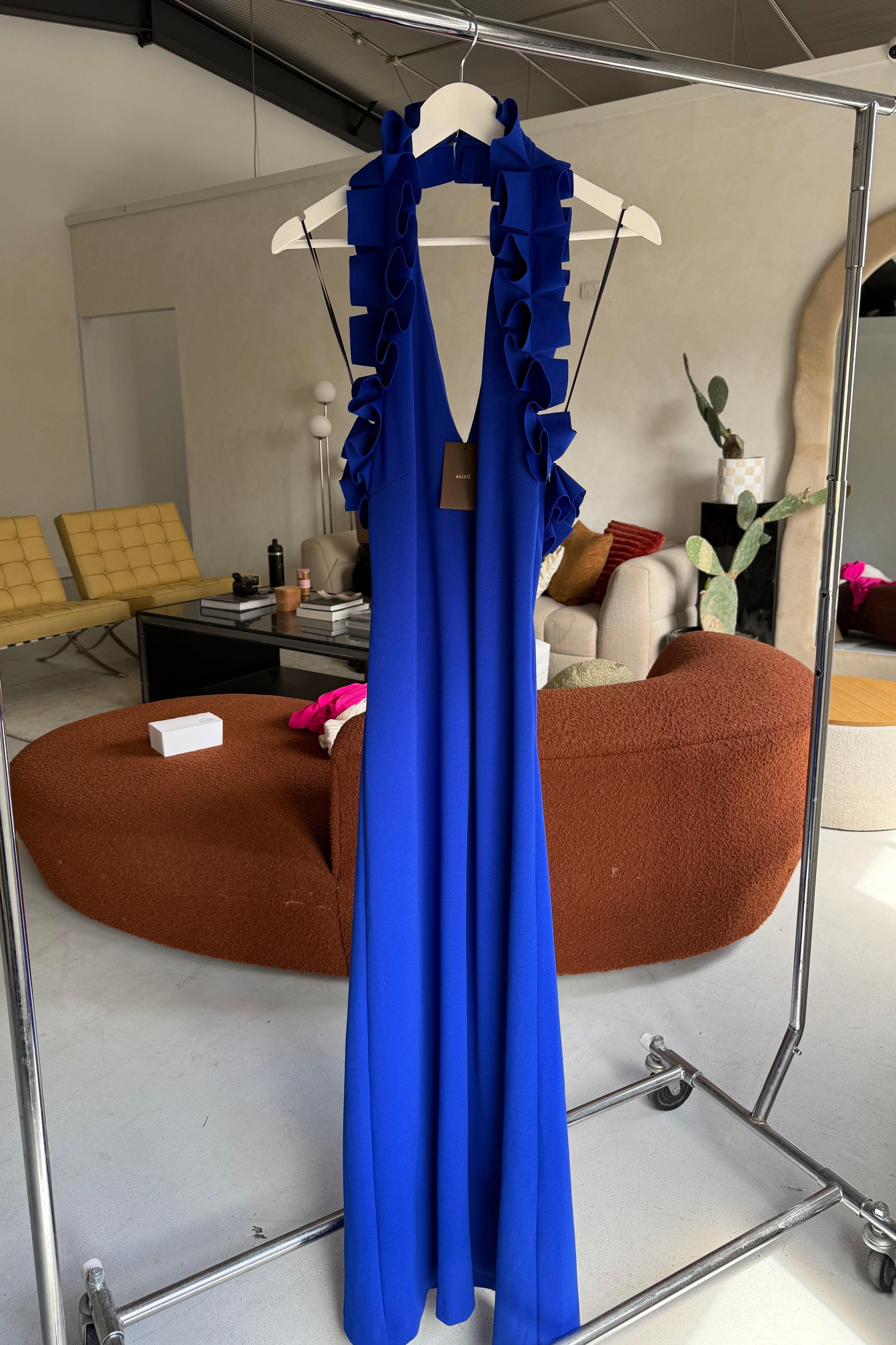 V-NECK RUFFLE HALTERNECK DRESS