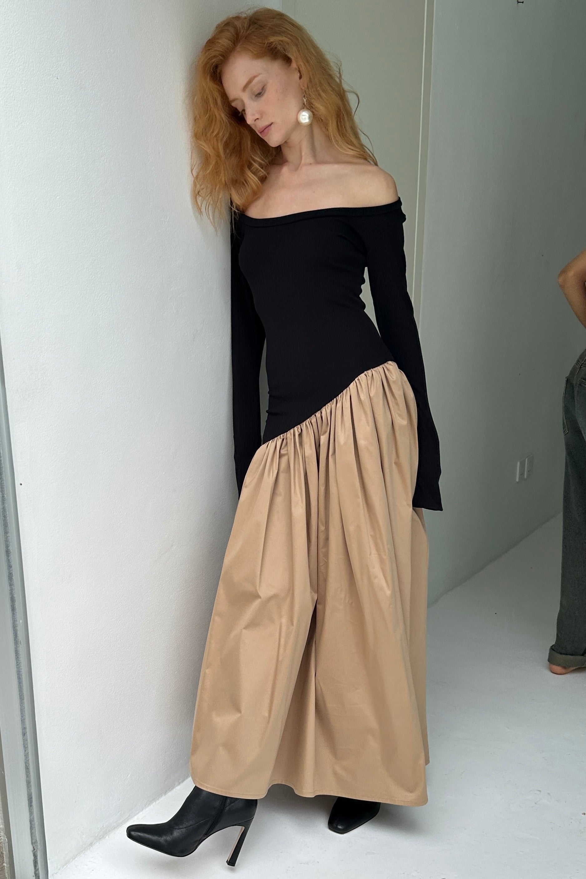 LONG SLEEVE ASYMMETRIC GATHER DRESS in BLACK/TAUPE