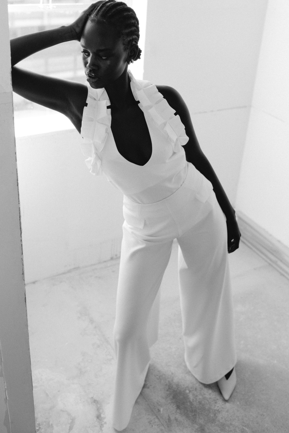 V-NECK RUFFLE HALTERNECK TOP