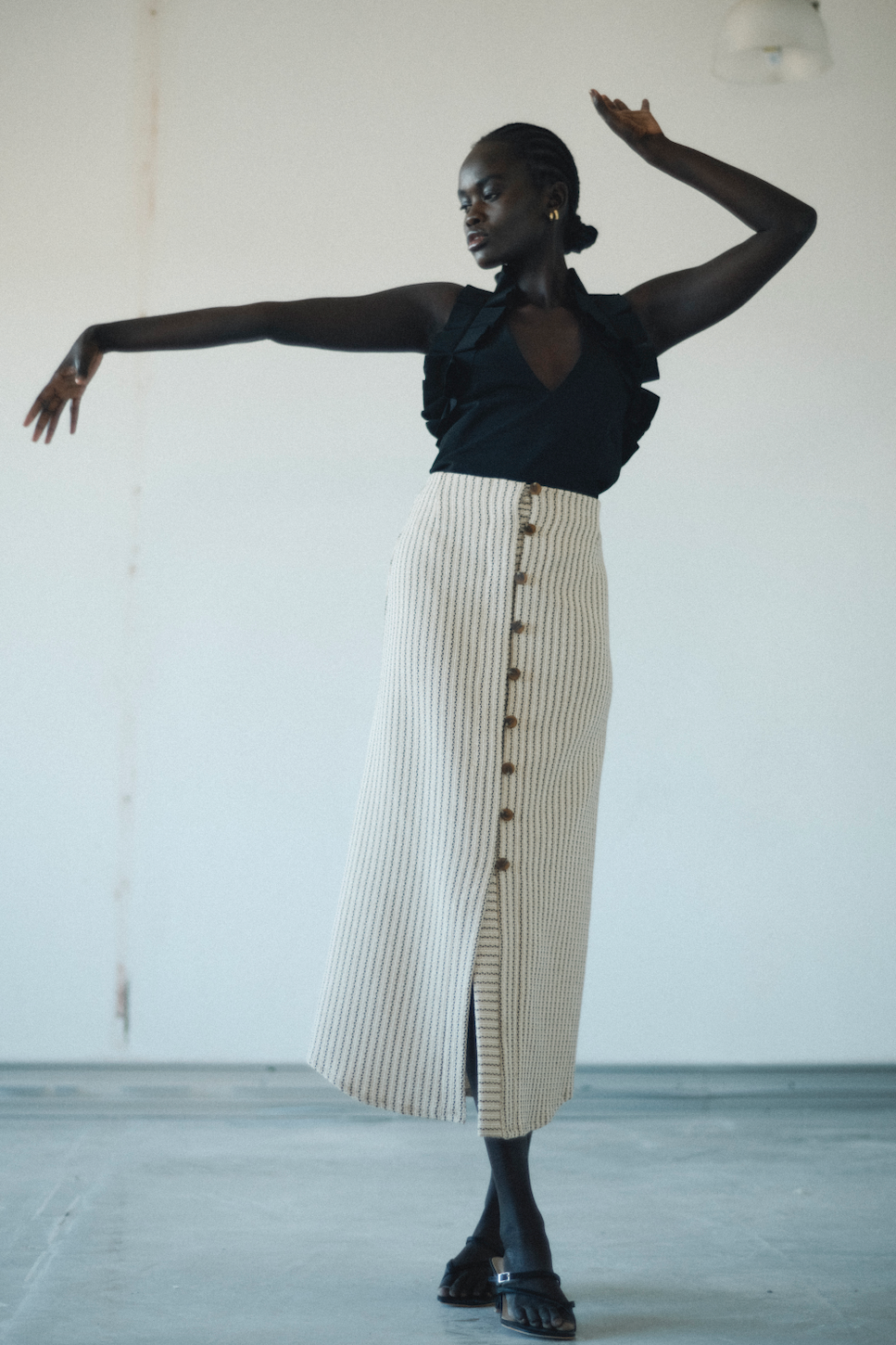 V-NECK RUFFLE HALTERNECK TOP