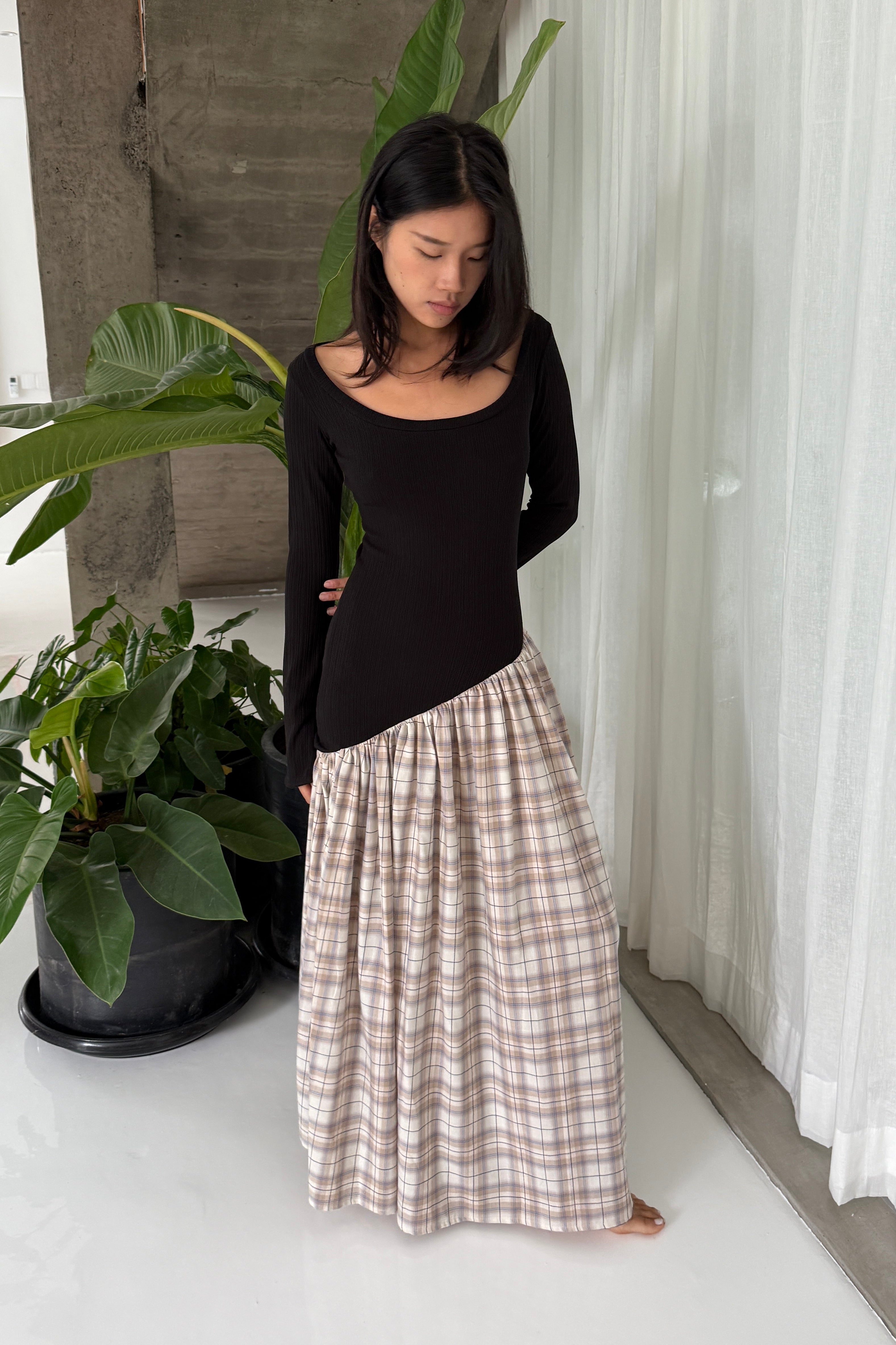 LONG SLEEVE ASYMMETRIC GATHER DRESS in BLACK/PLAID
