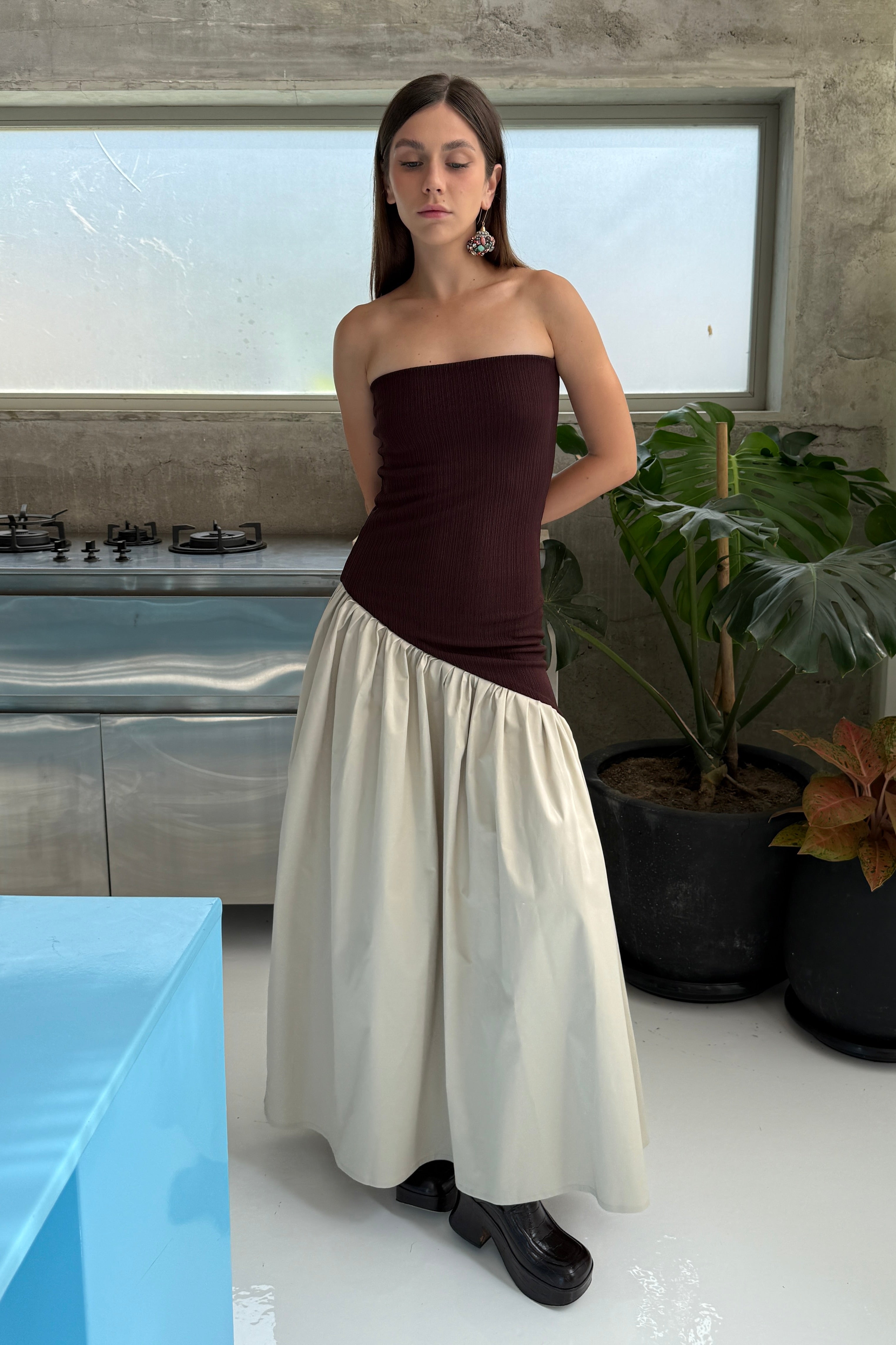 ASYMMETRIC TWO TONE GATHER DRESS in BROWN/ECRU